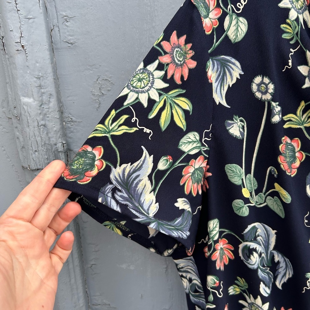Ann Taylor Navy Blue Floral Short Flutter Sleeve Blouse, size M - Picture 4 of 8
